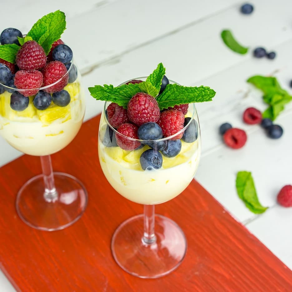 https://www.cleanfoodme.com/berries-and-pineapple-yoghurt/